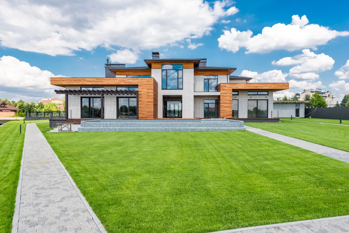 Moderne woning met glazen deuren en grote ramen