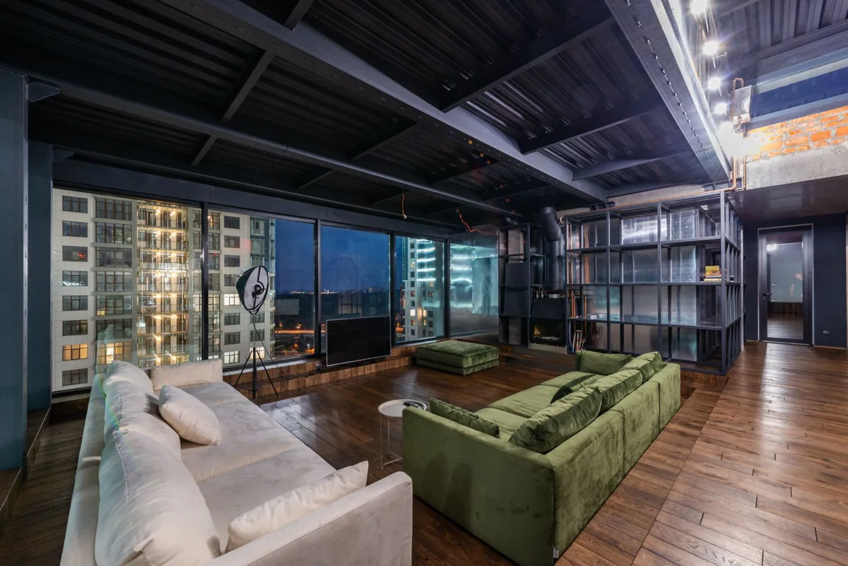 Loft met grote ramen en donkere raamverdeling
